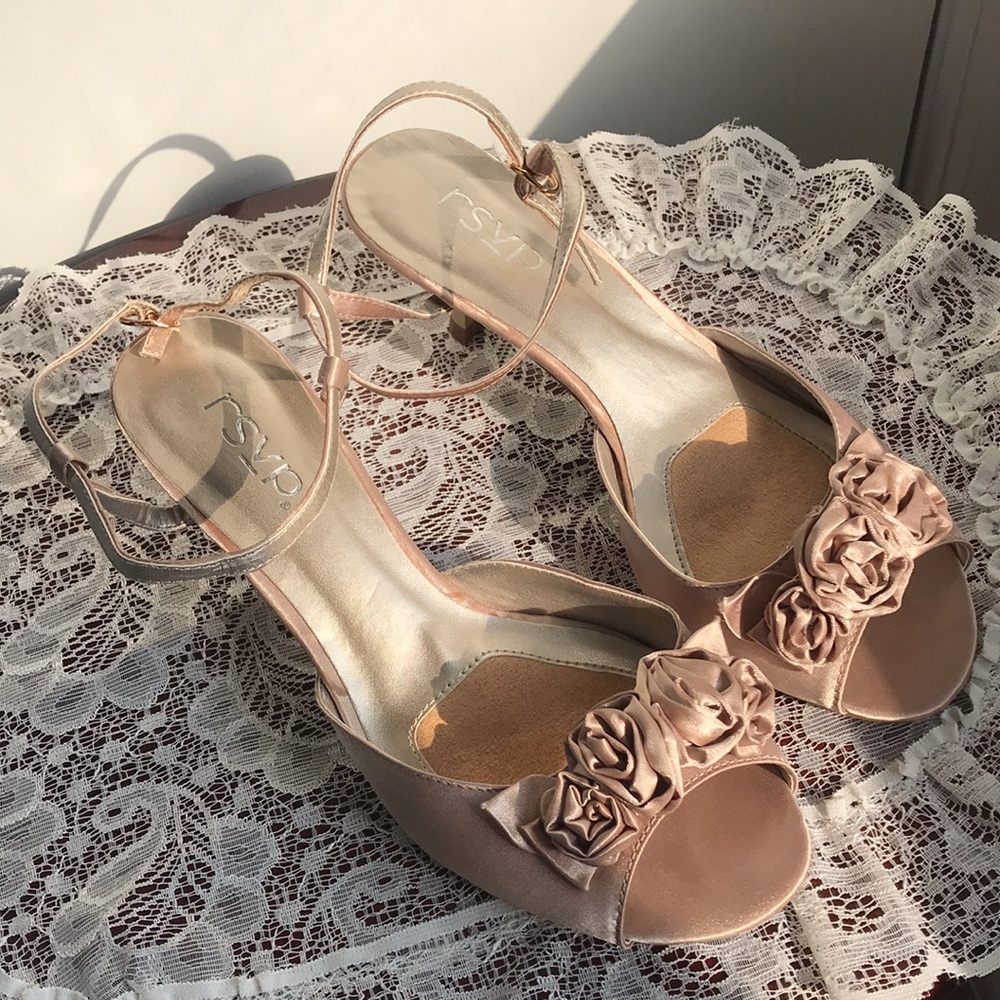 RSVP Tan Satin Kitten Heel Pumps w/ Flowers 8.5 W